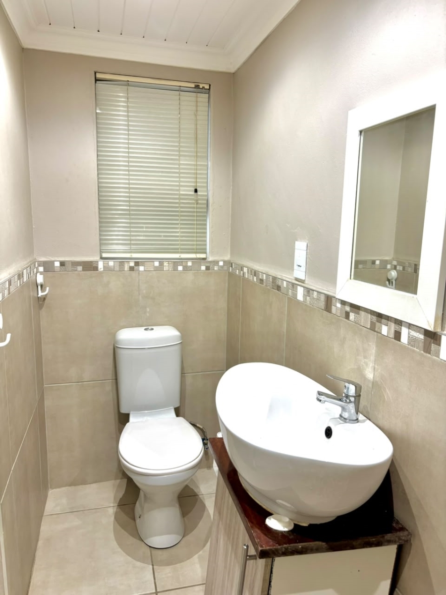 6 Bedroom Property for Sale in Vasco Estate Western Cape